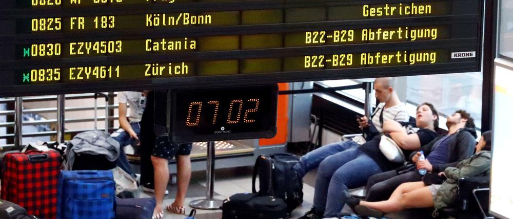 Passagiere warten am Flughafen Schönefeld