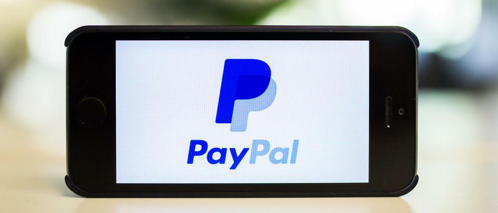 Das PayPal-Logo auf einem iPhone.
