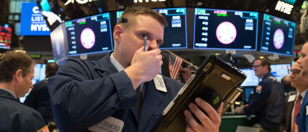 Ein Trader an der New York Stock Exchange am Montagabend, als der Dow Jones einbrach.