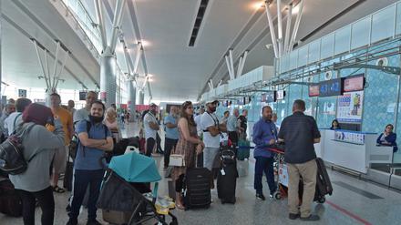 Zurück nach Hause: Britisch Thomas-Cook-Kunden warten am Flughafen Enfidha in Tunesien (Photo by Fethi Belaid / AFP)
