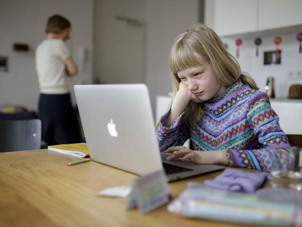 Weil nicht alle Kinder einen Laptop zuhause haben, nimmt die Ungleichheit bei der Bildung zu.