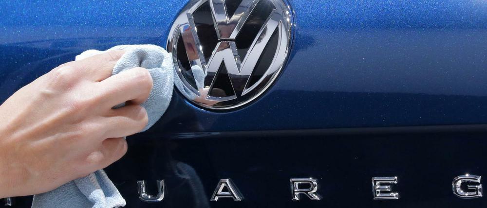 03.05.2018, Berlin: Fahrzeuge des Autoherstellers VW werden zu Befginn der Hauptversammlung 2018 der Volkswagen AG auf dem Berliner Messegelände auf Hochglanz poliert. Foto: Wolfgang Kumm/dpa +++ dpa-Bildfunk +++