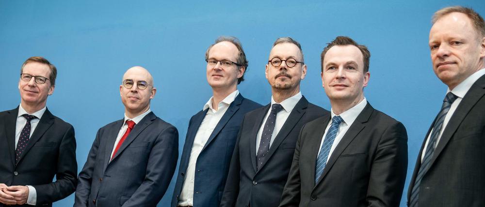 Forscher fordern Abkehr von schwarzer Null: Michael Hüther, Gabriel Felbermayr, Sebastian Dullien, Peter Bofinger, Jens Südekum, Clemens Fuest (von links).