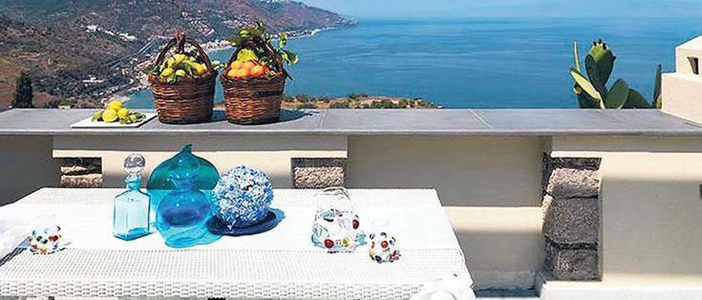 Taormina Centro Storico: Meerblick, Swimmingpool und Sauna sind bei 3,95 Millionen Euro für diese Villa in Taormina inklusive. 