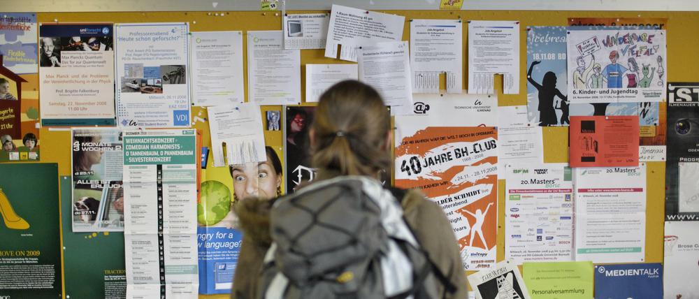 Neue Bleibe gesucht. In Berlin stehen aktuell mehr als 3800 Studierende auf der Warteliste des Studentenwerks.