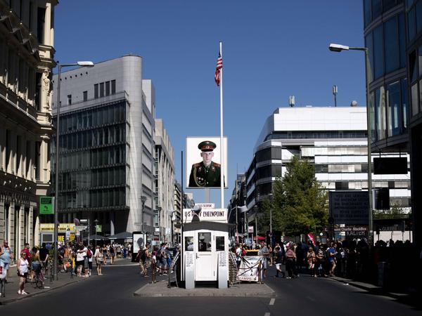 Checkpoint Charlie ist heute ein Magnet für Touristen aus aller Welt.