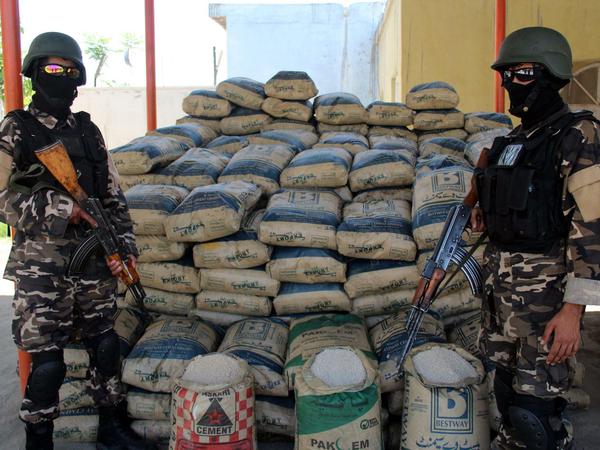 Afghanische Offiziere bewachen sichergestelltes Ammoniumnitrat.