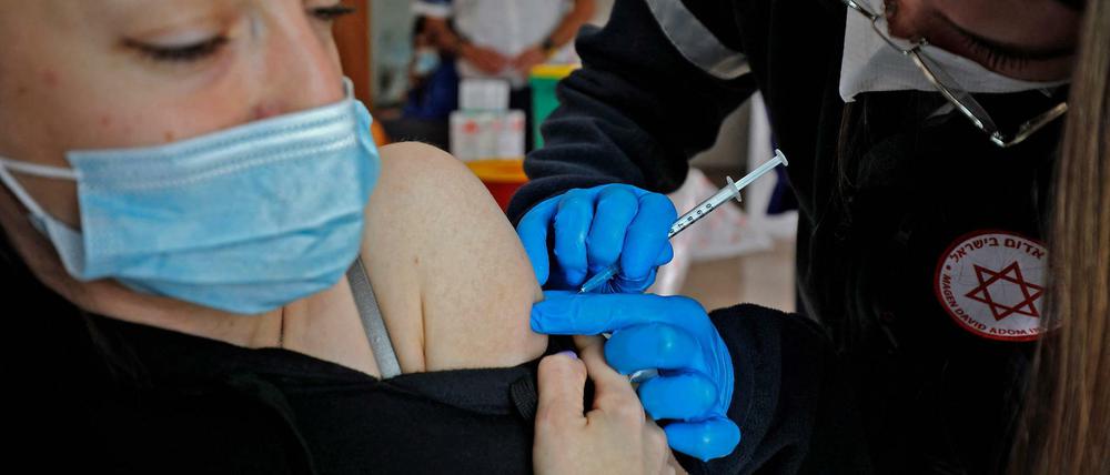 In Israel sind die Impfungen auch junger Menschen bereits weit fortgeschritten.