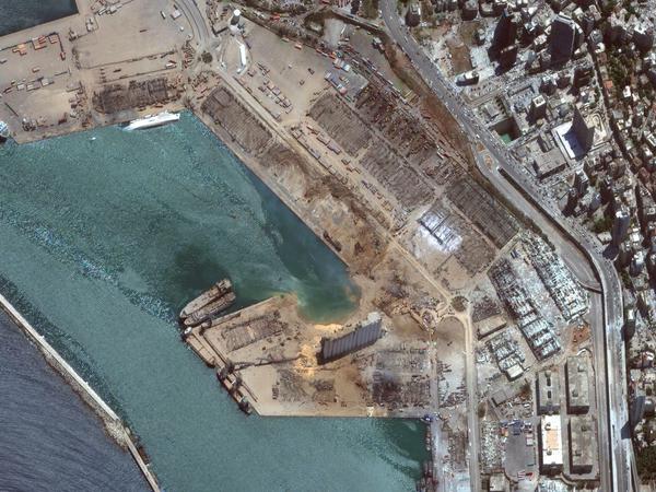 Ein Satellitenbild zeigt den Hafen Beiruts nach den Explosionen.