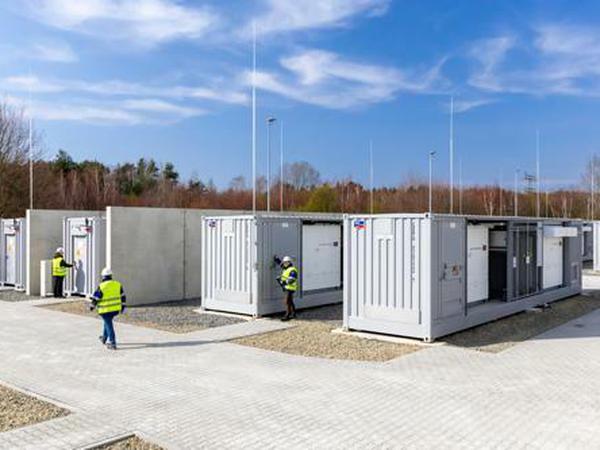 Die 13 Batteriecontainerdes Big-Battery-Projekts verfügen können 53 Megawattstunden speichern und sollen dazu beitragen, den Stromnetzbetrieb in Zeiten der Energiewende zu stabilisieren.