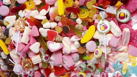 Süßes oder Saures? Kinder essen zu viel Ungesundes, sagen Experten. 
