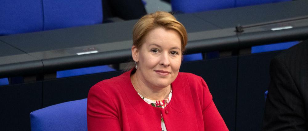 Franziska Giffey (SPD), Bundesministerin für Familie, Senioren, Frauen und Jugend, muss sich gegen Plagiatsvorwürfe wehren. 