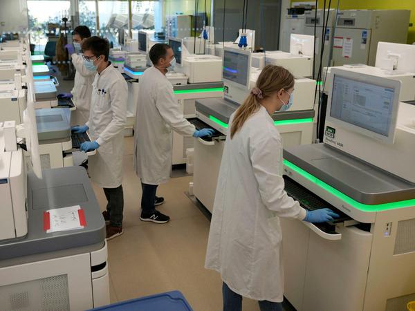 Verringert den Zeitaufwand: Industrialisierte Genomsequenzierung in einem britischen Labor.