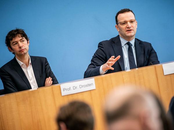 Christian Drosten (l) sitzt neben Bundesgesundheitsminister Jens Spahn während der Bundespressekonferenz am 2. März 2020.