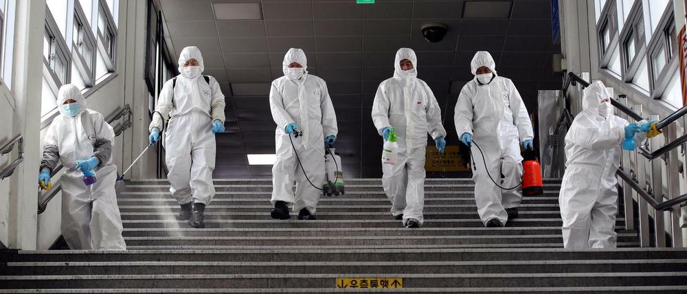 Schutz vor dem Virus: Eine U-Bahn-Desinfektion in Seoul.