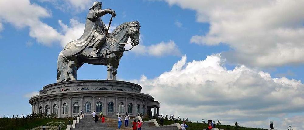Gewaltiger Herrscher. Diese 30 Meter hohe Statue, die den gefürchteten Anführer des mongolischen Reiterheeres zeigt, steht seit 2008 östlich der Hauptstadt Ulan Bator.