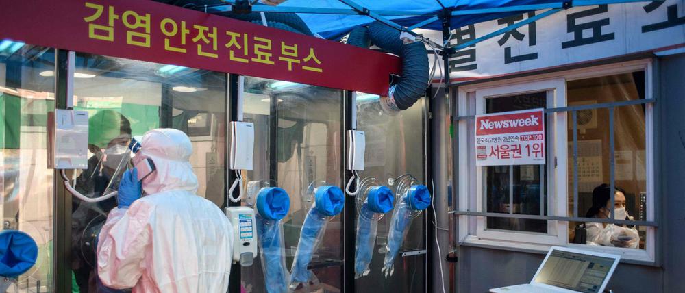 Ein Mann meldet sich bei einer Coronavirus-Teststation in Seoul.
