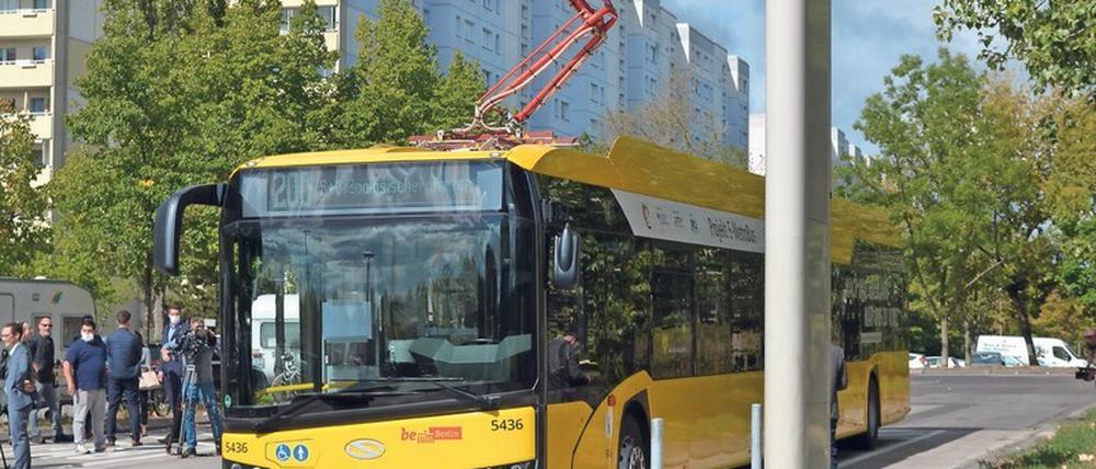 Ladestation Michelangelostraße. Nach und nach werden alle Busse der Linie 200 ersetzt, und bis 2030 soll der Berliner Busverkehr komplett fossilfrei werden.