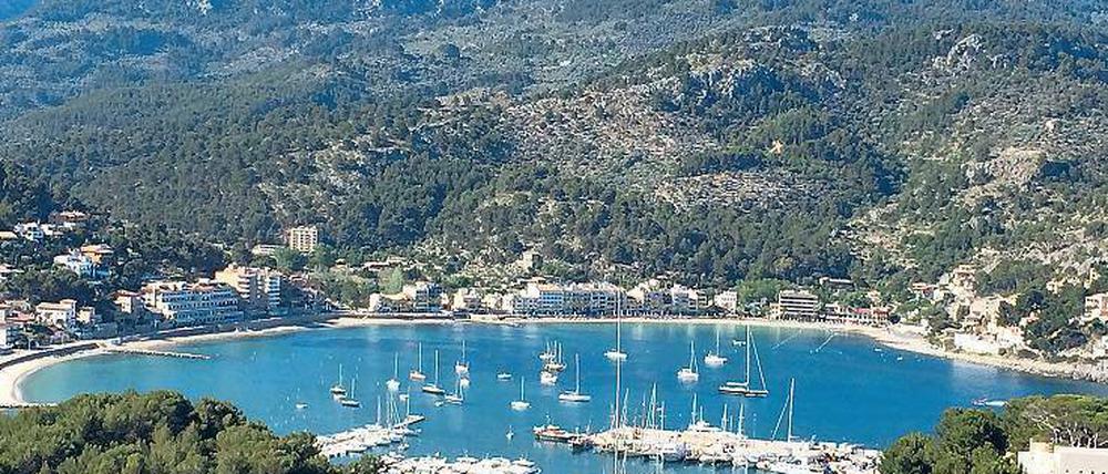 Schöner wohnen. Die Aussicht von den obersten Klippen auf den Hafen von Port Sóller darf durchaus als spektakulär gelten. Ein ganz besonderes Ziel im Mallorca-Urlaub. 