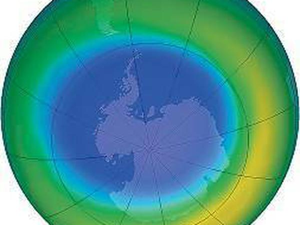 Loch am Südpol. Die Abbildung zeigt, wo im September 2013 besonders wenig Ozon vorhanden war (blau). 