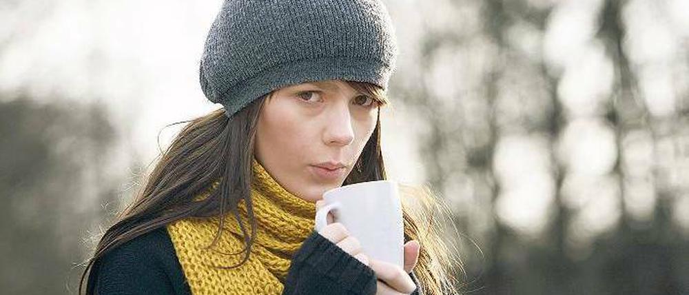 Ob teure „Säuren-Basen-Tees“ aus der Apotheke oder dem Wellness-Regal des Supermarkts gegen „Übersäuerung“ helfen, halten Experten zumindest für fragwürdig. Gegen winterliche Kälte hilft ein heißer Tee aber auf jeden Fall.