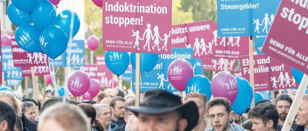 Auf der Straße. Ende Oktober protestierte die „Demo für Alle“ in Wiesbaden gegen einen neuen Lehrplan in den Schulen. 