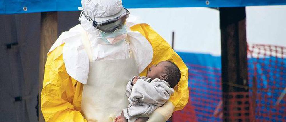 Mehr Hilfe. Damit Ebola-Infizierten wie diesem Kind in Gueckedou im Osten von Guinea Ebola künftig besser und schneller geholfen werden kann, baut Deutschland die „globale Gesundheitsforschung“ aus, vor allem in Berlin. 