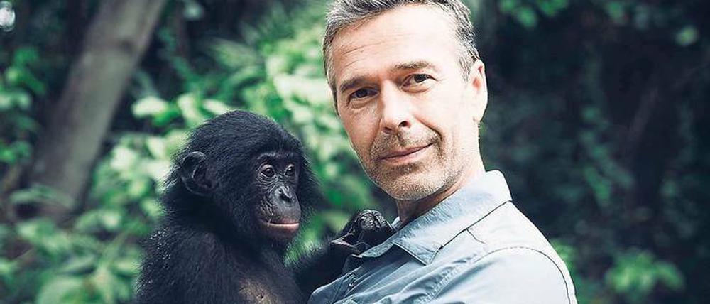 Dirk Steffens ist Autor und Produzent von Natur- und Wissenschafts-Dokus. Auf seinem Arm: ein verwaistes Bonobo-Baby aus dem Kongo-Becken.