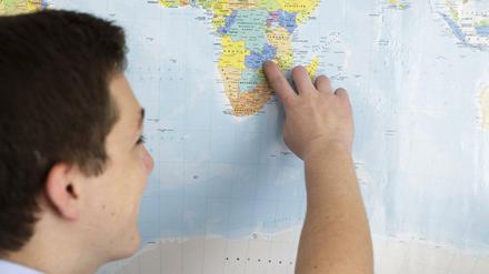 Schüler zeigt sein Einsatzland auf einer Weltkarte.
