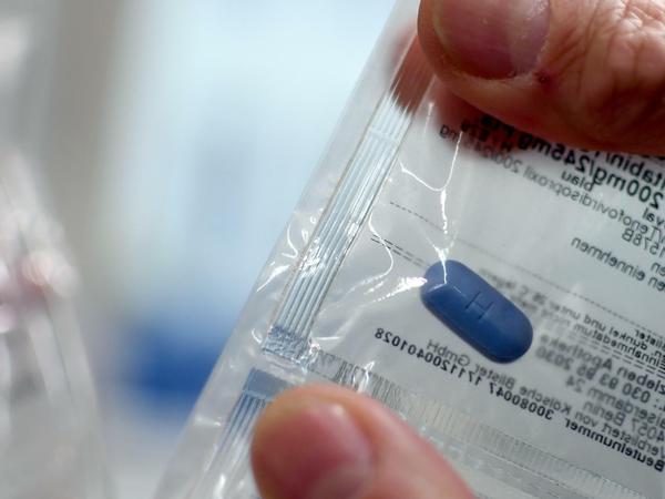 Eine Apothekerin hält am 23.11.2017 in Berlin einen Blister mit dem Medikament Emtricitabin in der Hand. In einem solchem Blister werden die Medikamente für HIV-Vorbeugung (PrEP, Prä-Expositions-Prophylaxe) mit Tabletten ausgegeben. 