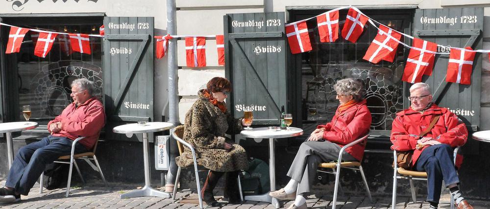 Menschen sitzen in einer Bar in Kopenhagen.