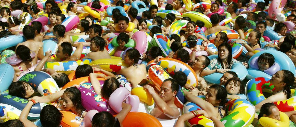 Es wird eng auf der Erde: Hier versuchen sich Tausende in China in der Sommerhitze abzukühlen (Archivbild). 